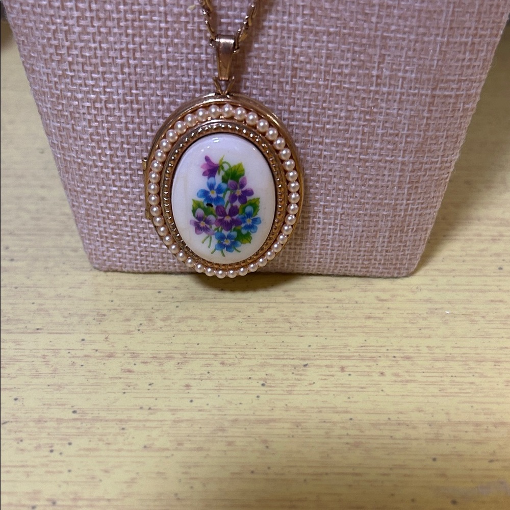 Gold Oval Cameo Pendant Necklace with Floral Design